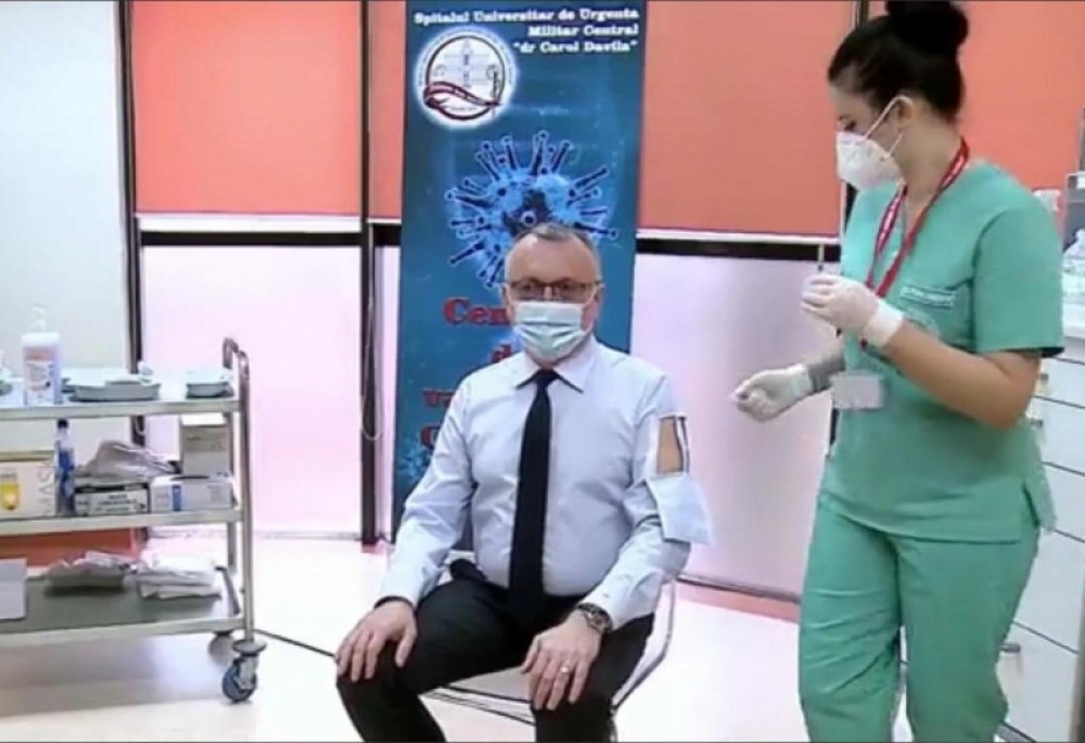 Gest neobişnuit al unui ministru român: Şi-a tăiat cămaşa pentru a se putea vaccina